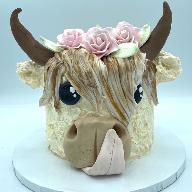 Drunken Cow cake - Decorated Cake by Taartmama - CakesDecor