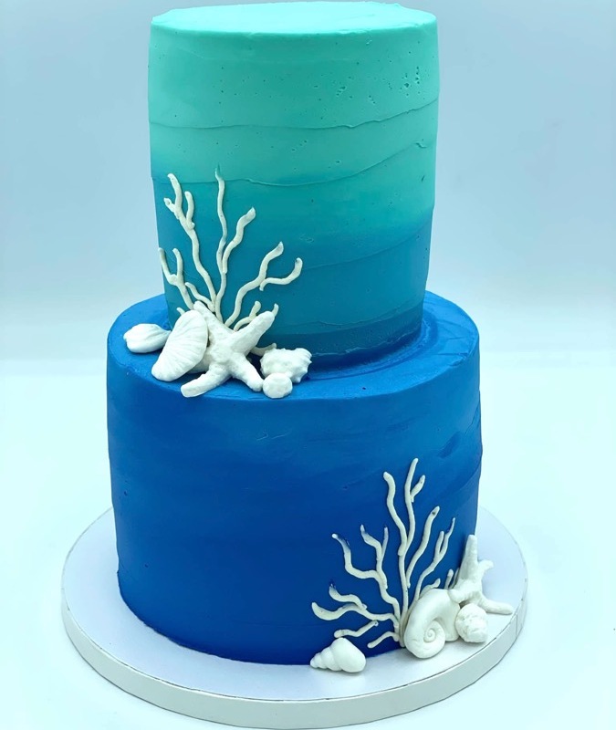 I absolutely love this gorgeous cake design, reminding me the waves of ocean.  The hand made glass like bowl is actually edible made of sugar and the  golden edges of the ruffles